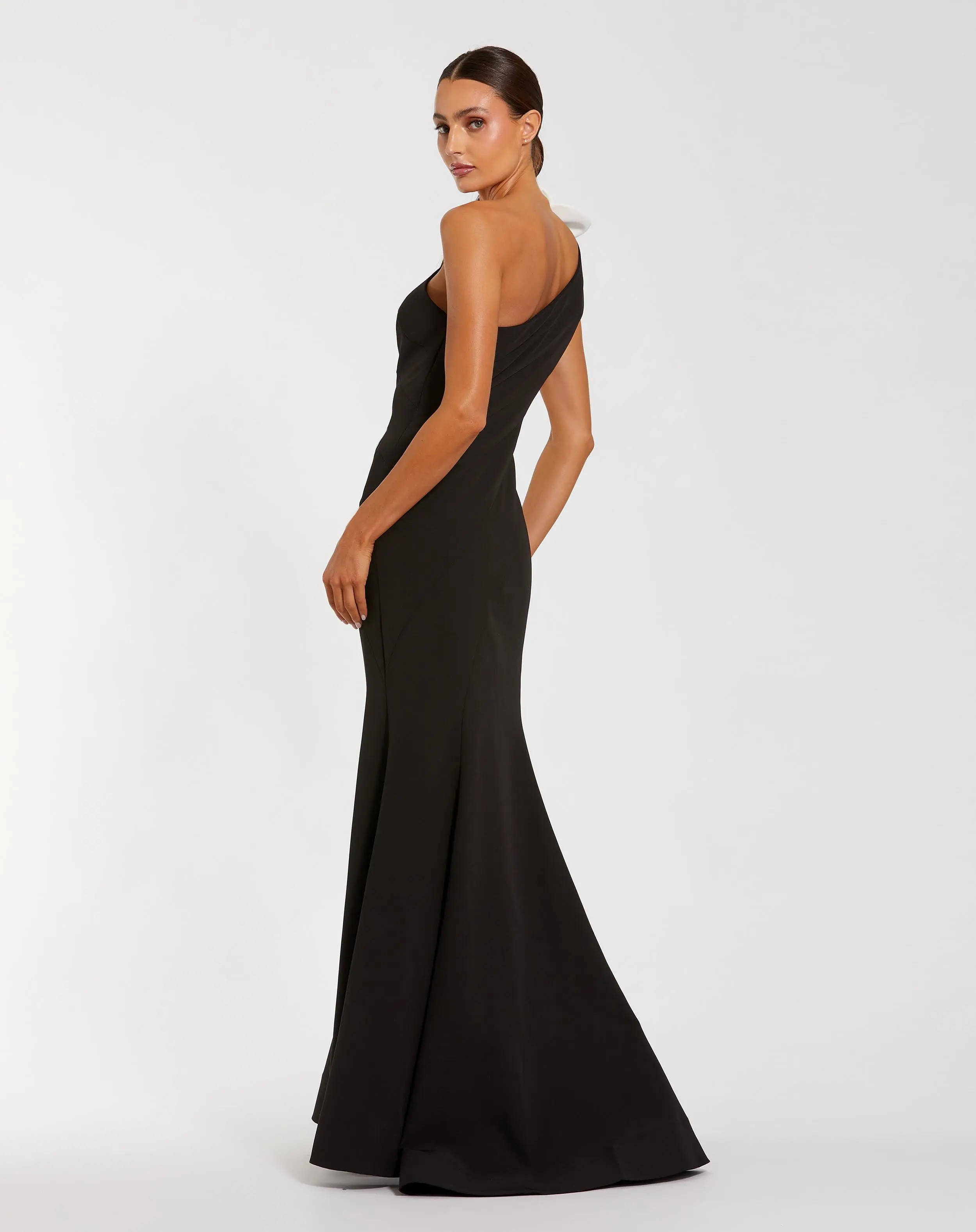 Black One Shoulder Mermaid Gown With 3D Flower - Image 3