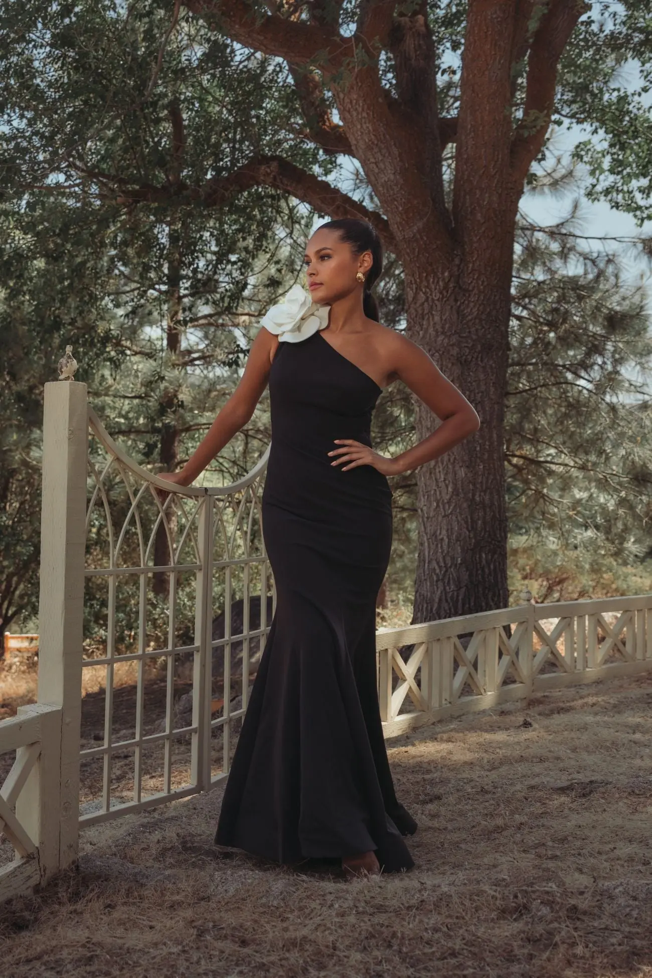 Black One Shoulder Mermaid Gown With 3D Flower - Image 4