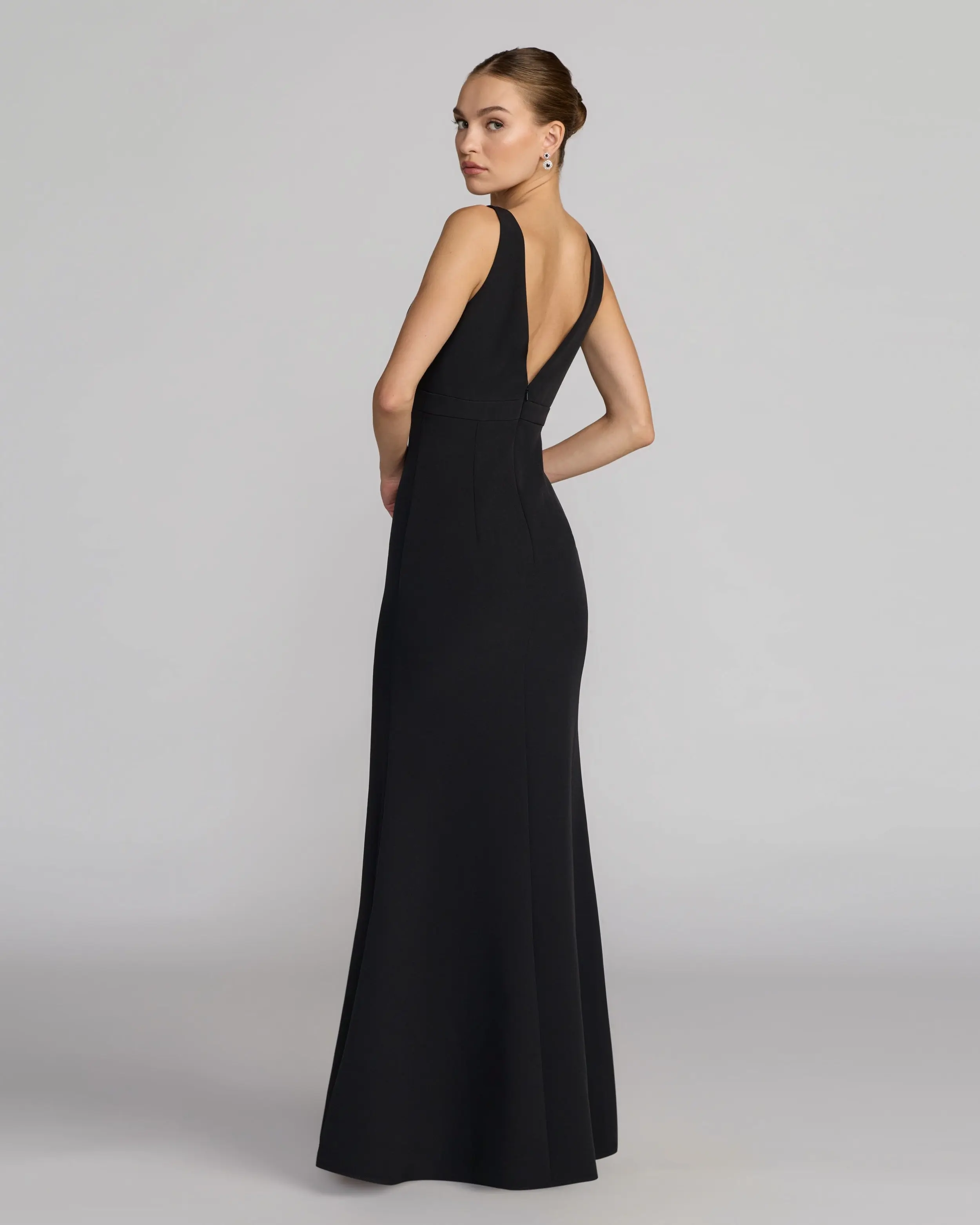 Black Sleeveless V Neck Mermaid Gown With Bow - Image 4